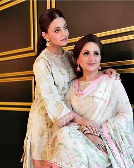 Zara noor abbas with mother