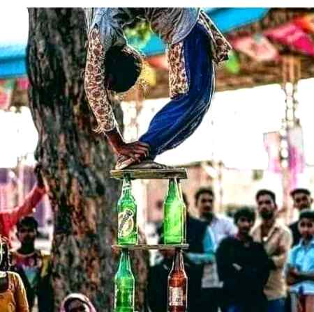 امیری بے ہنر ہو کے  بھی عیش کرتی ہے
غریبی پیٹ بھرتی ہے تماشا کر کے سڑکوں پر