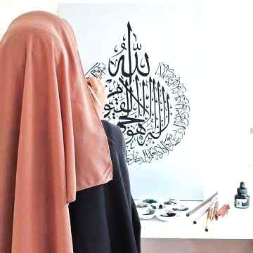 رات کو سوتے وقت 
ایک بار آیت الکرسی 
ایک بار سورۃ الفاتحہ 
اور 
3 بار سورۃ قل ھو اللہ 
پڑھنے اور اپنے اوپر دم کر لینے سے انسان برے خوابوں اور وسوسوں سے محفوظ ہو جاتا ہے