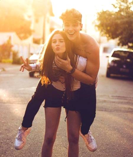 Chal Rahe Hain Zamane Main Rishwaton Ke Silsaly
Tum B Kuch Le De K Muj Se Mohabat Kar Lo😋😉😜😜