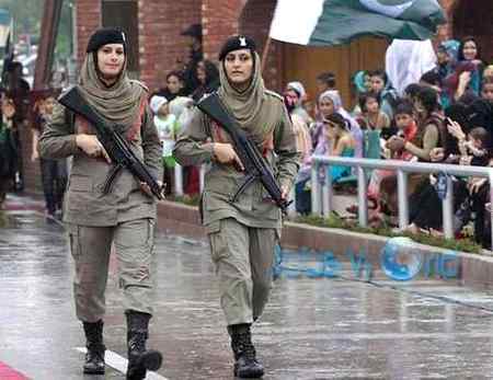 Khary Thy Hum Bhi


Kismat K Darwazy Pe


Log Doulat Pe Giry


Humny Watan Maang Liya .r7 .r7