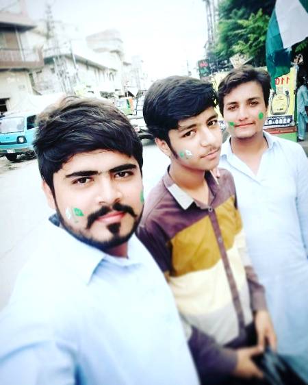 14 aug pa kiss kis na enjoy kiya😍