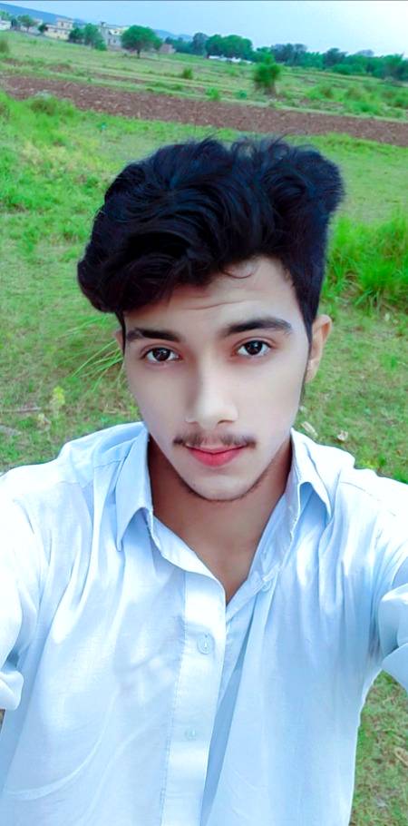 Kasay Karon Atbaar Muhbbat ParLog Pal Bhar mein Tuh Badal Jaty hai