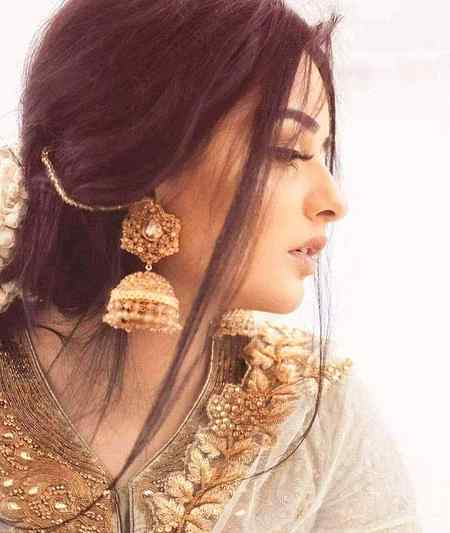 باوجود اس کے کہ تم مجھے نہیں مل پاؤ گے کبھی
میں نے ہر ہر لمحہ تمہیں بڑی شدت سے خدا سے مانگا ہے❤
اور میری دعا ہے کہ
میری دعا کبھی قبول نہ ہو۔
جانتے ہو کیوں ؟
کیونکہ جو دعائیں دنیا میں قبول نہیں ہوتیں وہ روزِ محشر زندہ ہوکر کھڑی ہونگی
اور اُن سب دعاٶں کے بدلے میں
میں وہاں تمہیں آخری بار مانگوں گا ہمیشہ کیلئے
کبھی نہ جدا ہونے کیلئے !