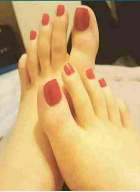 Mn asi lrki se shadi krunga js k paon ase hon.. Kasmy....🙈🙈🙈