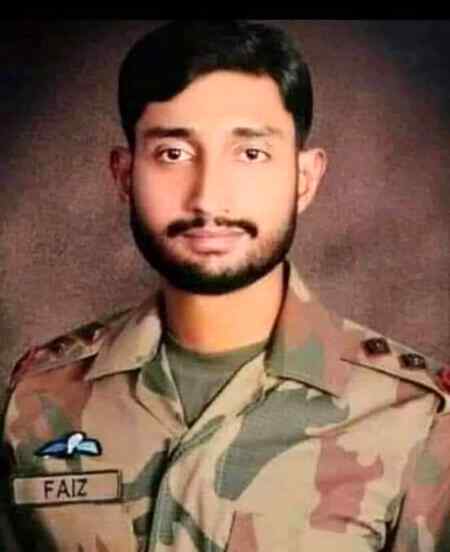 میرے بیٹے کی لاش بھیجنے سے پہلے مجھے یہ بتاؤ کہ اس کو گولیاں کہا لگی ہیں اگر سینے پر لگی ہیں تو بھیج دو اگر اسکی پیٹھ پر لگی ہیں تو میرے گھر نہ بھیجنا اسکی لاش.
لیفٹننٹ فیض سلطان شہید کے والد کی یہ بات سن کر GHQ نے ان کو آگاہ کیا کہ مبارک ہو سر اپ کے بیٹے کے سینے میں 22 گولیاں لگی ہے اور انہوں نے 35 دشت گردوں کو جہنم واصل کیا 
یہ ہے وہ 22 سالہ نوجوان جس نے ہماری خاطر 22 گولیاں کھائی ❤

پاک فوج ذندہ باد💞