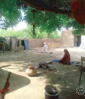 پہلے مسجدیں کچی تھیں نمازی پکے تھے

اب نمازی کچے ہیں اور مسجدیں پکی ہیں
Anum malik💔😩😇