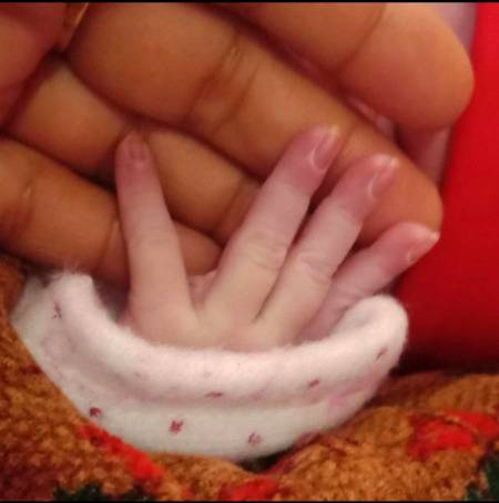Baby hand in father fand