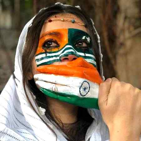 کب تک لڑتی رہیں گی بیٹیاں کشمیر کی  ہندوستان سے

گھر بیٹھے ہوئے ملتی نہیں آزادیاں

اے ابن آدم تو کہاں ہے؟ 

😭 ب😭تیری ہنیں بے ردا ہیں جل رہی ہیں وادیاں