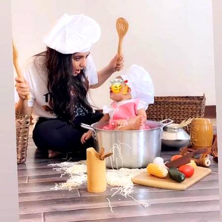 Sanam Baloch with daughter