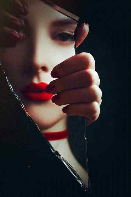 ﻓﻮﻥ ﮐﺎﻝ۔۔۔
ﻓﻮﻥ ﮐﯽ ﮔﮭﻨﭩﯽ ﺑﺠﯽ،
ﮐﻮﺋﯽ ﻧﺎﻣﻌﻠﻮﻡ ﻧﻤﺒﺮ ﺗﮭﺎ،
ﮐﺸﻤﮑﺶ ﮐﮯ ﺑﻌﺪ ﮐﺎﻝ ﺍﭨﯿﻨﮉ ﮐﺮ ﮐﮯ ﮨﯿﻠﻮ ﮐﯿﺎ
ﺳﺴﮑﺘﯽ ﮨﻮﺋﯽ ﺁﻭﺍﺯ ﺍﻭﺭ
ﭘﺎﻧﯽ ﺳﮯ ﺑﮭﯽ ﻧﺮﻡ ﻟﺤﺠﮯ ﻣﯿﮟ ﺍُﺱ ﻧﮯ ﮐﮩﺎ،
" ﺑﮩﺖ ﯾﺎﺩ ﺁﺗﮯ ﮨﻮ "
خاموشی ﺗﻮﮌ ﮐﺮ،
ﺑﻶﺧﺮ ﺍﯾﮏ ﺁﮦ ﺑﮭﺮ ﮐﮯ
ﮐﺎﻝ ﻣﻨﻘﻄﻊ ﮐﺮﺗﮯ ﮨﻮﺋﮯ
ﻣﯿﮟ ﻧﮯ ﺍُﺳﮯ ﯾﮧ ﮐﮩﮧ ﮐﺮ ﺍﯾﮏ ﺍﻭﺭ ﺧﺎﻣﻮﺷﯽ ﻗﺎﺋﻢ ﮐﺮ ﺩﯼ ﮐﮧ
" ﺩﯾﮑﮭﻮ ﻗﻀﺎ ﮨﻮ ﮔﺌﮯ ﻧﮧ ﮨﻢ ﺗﻢ ﺳﮯ "