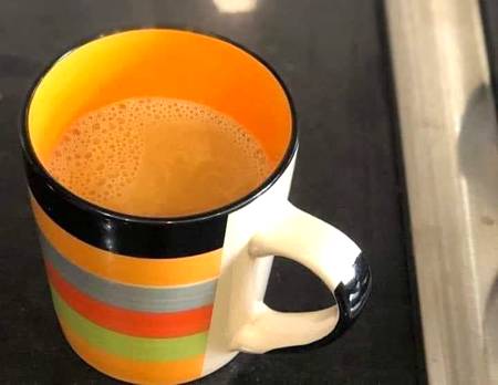 وہ چاۓ رکھی ہے ٹیبل پر
تم دن پرانے لے آؤ _😊