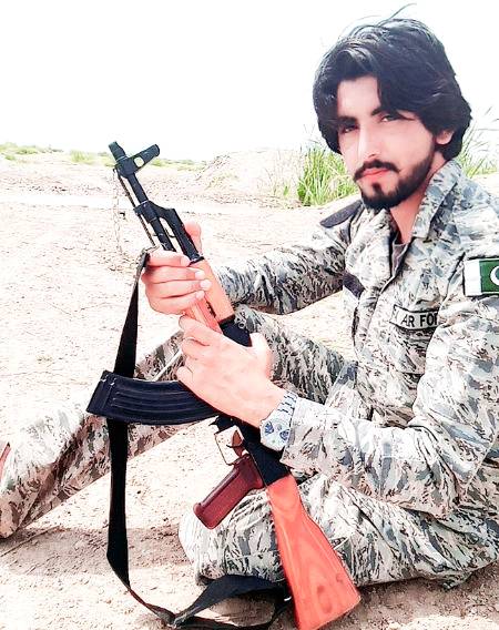 ہو گا مشہور حسن شہزادوں کا 
مگر ہم
🙏🏼
بھی وردی پہن کر کمال لگتے ھیں
Chaand