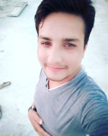 وہ دور سے بھی حسیں لگ رہا تھا مجھ کو مگر__
جو اس کے عین برابر تھا ! مجھ کو زہر لگا______!! ♠️💕