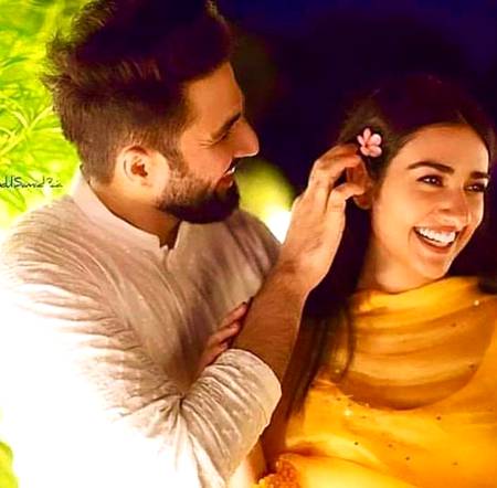 گردنیں کون جھکاتا ہے محبت میں 
یار سینے سے لگانے کے لیے ہوتے ہیں 💕⁦✌️⁩