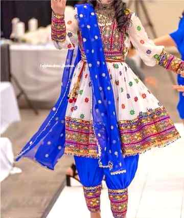 Log pathano py latefy banaty rahy....or pathan adalat k andar tarekh bana kar....baze ly gaya...