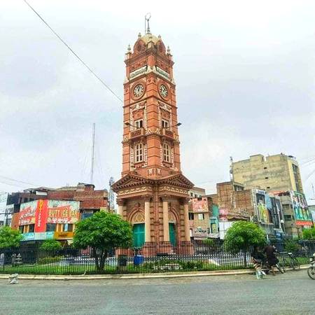 شہرِ لاہور سے دل ہارے ہوئے لوگوں کو
سمیٹ لیتا ہے اپنے دامن میں فیصل آباد