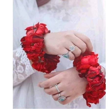 ٹوٹی چوڑی تو میرے عشق کا گجرا پہنا
خالی رکھی ہی نہیں اس نے کلائی اپنی