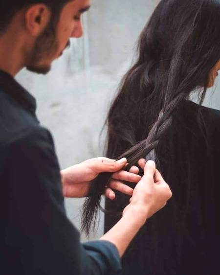 میرے جو بال بھی بکھرنے نہ دیتا تھا کبھی۔😔

مجھے اس حال میں دیکھے گاتو مرجاۓ گا۔۔😢