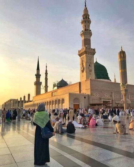 اِلٰہِی دِکھا دِے بہار مدینہ
 کہ دل ہے بہت بیقرار مدینہﷺ

یہ 💕دل ہو اور انوار🍃 کی بارشیں ہوں
یہ آنکھیں 🍃ہوں اور جلوہ زار 💕مدینہﷺ

کبھی گرد💖 کعبہ کے ہُوں میں تصدق
کبھی جا کےہوں میں نَثار 💕مدینہﷺ 

رہےمیرَامَسکَن حوالئی💖 کَعبَہ
بنے مِیرامدفَن دِیَارِ💕 مدِینَہﷺ

     آمین