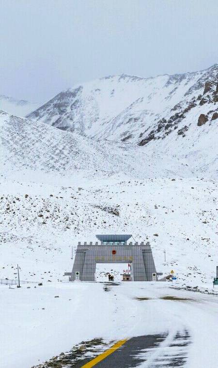Worlds highest border crossing at altitude 4.737m khunjrab pass, pakistan-China border.