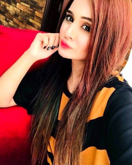 Hafsa Butt is a Pakistani actress who has appeared in many famous Pakistani families and social dramas. Her famous serial is Meri Saheli Meri Bhabhi in which she played a leading role. She has a ravishing and beautiful looking personality.  She is living in Karachi Pakistan.