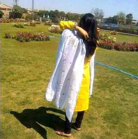 وفا خو نشته بس د زړه په بدل غـــم راکوي
دا ځنۍ خلک راته زهــــر په درمـــل را کوي
زه منت بار د سادګۍ نه دردیـــــدلی یم تل
نه کړم باور نور په اســــانه هر یو چل راکو
~