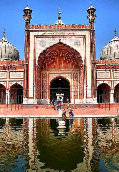 Masjid.e.jahanuma globally known,Jama Masjid means the mosque commanding a view of the entire world. Its the largest islamic congregation place in India. Built by Shah Jahan completed in 1656 AD.
