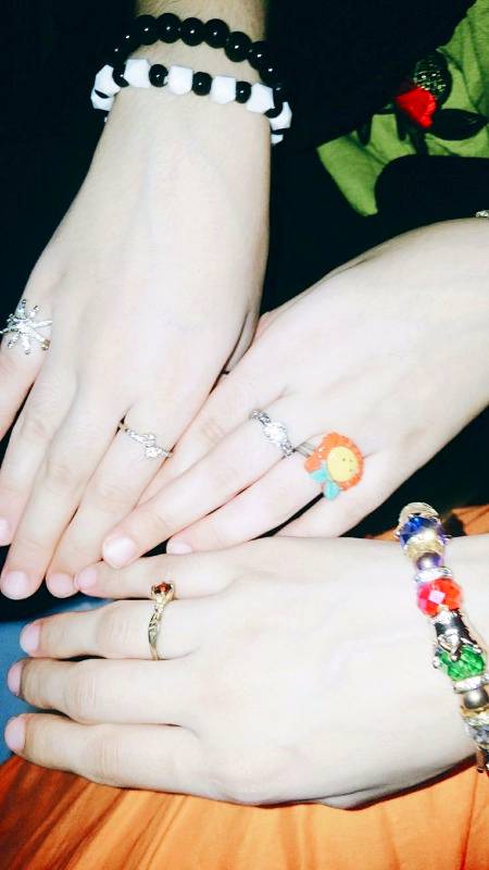 Log Kahte Hain Ki Itni Dosti Mat Karo, Ke Dost Dil Par Sawaar Ho Jaye, Mein Kahti Hoon Dosti Itni Karo, Ke Dushman Ko Bhi Tumse Pyar Ho Jaye.