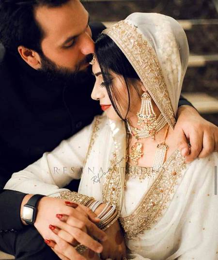 چھین لوں تیری چوڑیاں تجھ سے
ڈال دوں تیری باہوں میں خود کو
