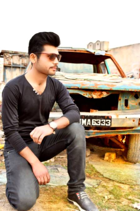 آ مل کر ڈھونڈ لیں کوٸی وجہ، ایک ہوجانے کی
یوں بکھرے بکھرے ،نہ تم اچھے لگتے ہو نہ ہم ۔❤️🥀