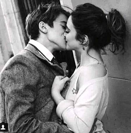 پاس آؤ گے تو جانو گے کہ رغبت کیا ہے🙈😍🥰ابھی کچھ رس ہے  حرارت ہے ابھی ہونٹوں میں🙈😘😍 - H∆mzıı.. 🤹♂️�