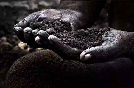 تو دیکھ لینا ہمارے بچوں کے بال جلدی سفید ہونگے
ہماری چھوڑی ہوئی اداسی سے سات نسلیں اداس ہونگی


~²⁰👑_*~

~*_👑کسی نے مسکرانا چرا لیا࿐_*~