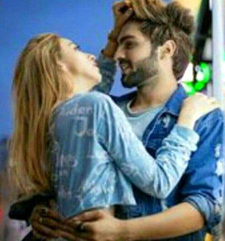 تیرے میسج میری دھڑکن کو بڑھا دیتے ہیں
میں تیری کال کےنہ  آنے سے مرونگا اک دن 💔💔💔