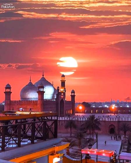 Badshahi masjid.
