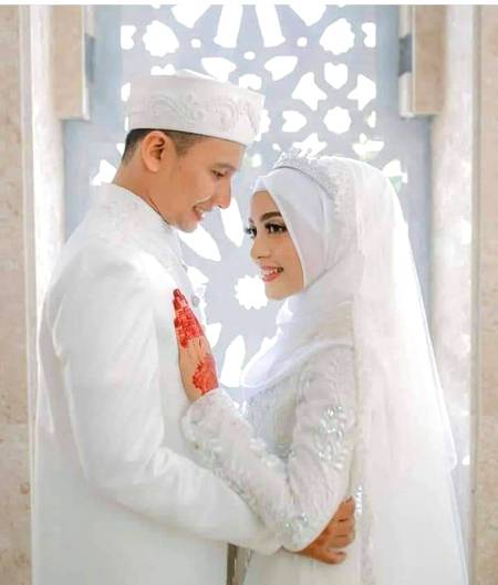 الجھنیں بھی اسے دیکھیں تو سلجھ جاتی ہیں
وہ شخص نگاہوں سے گرہ کھولتا ہے..
❤👈