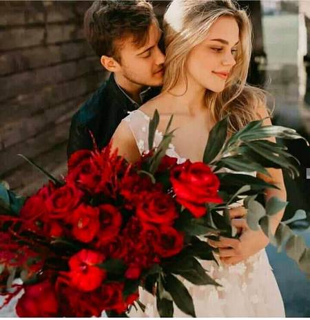 ہم نے پھولوں کو جو دیکھا لب و رخسار کے بعد

پھول دیکھے نہ گئے حسن رخ یار کے بعد "🔥🖤"