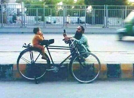 باپ بیٹے کی نایاب سیلفی