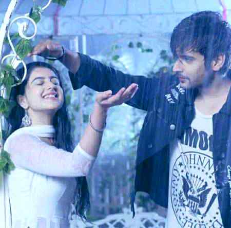 کبھی جو بادل برسے میں دیکھو تُجھے آنکھیں بھر کے تو لگے مجھے پہلی بارش کی دعا