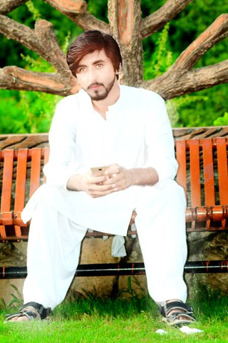 یہ جھوٹ موٹ کا ہنسنا بھی_ کیا اذیت ہے
Chaand😥🙏💔
کہ تھک گئے ہیں خدوخال میرے چہرے کے
🖤