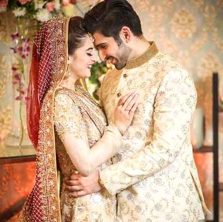 Jang Da Stargo Me Gatalo Kho Zargay Me Paki Bailo.
Dir Okhyar Okhyar Kedama Lewanay Me Paki Bailo.
Da Di Khar Mena Rozgar Wo Dalta Mena Pa Peso Wa.
Za Tash Las Wom Tawani Shum Yaw Saray Me Paki Bailo.
Be Wafa Yar Me Khpal Na Kro Dir Yaran Rana Pradee Sho.
Za Da Yaw Gul Armanee Wom Pasarlay Me Pak Bailo