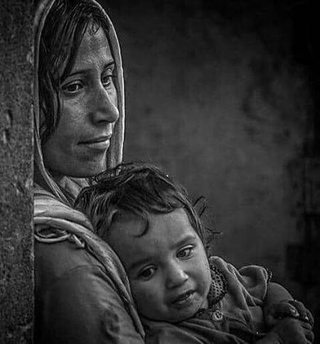 خود دار میرے گاؤں کا فاقوں سے مر گیا..

 راشن تو بٹ رہا تھا .وہ فوٹو سے ڈر گیا...