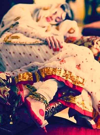 "قبول ہے"

بوقت رخصت
ہجر کی دلہن کے بازو پہ سیاہ پٹی باندھ دی گئ
آنکھوں سے نکلتے ہوئے نیر بتا رہے تھے 
یہ لوگ بے وجہ ایکدوسرے سے بیاہے گئے 
ان کے خواب اجداد کی دستاروں میں دفنائے گئے 
کوئ بھی خوش نہیں تھا 
فقط اداسی تھی جو منہ چڑھا رہی تھی
اور وہ پری رو قبول ہے پڑھ کے "آمین" کہہ رہی تھی

کون جانتا تھا ؟؟ 
کہ گھر کی چوکھٹ سے باہر نکلتے وقت
کونسا دکھ تھا جو اژدھا بن کے بدن کو لپیٹ رہا تھا
آنکھوں سے نکلنے والی آنسوؤں کی جھڑی کس اپنے سے دور ہونے پہ گالوں کو تر کر رہی تھی
بہرکیف !! 
بوقت رخصت !
"محبت" اپنے قد سے نیچی تھی لیکن 
انا کے سائے میں بزرگوں کی پگڑی بہت اونچی تھی !!