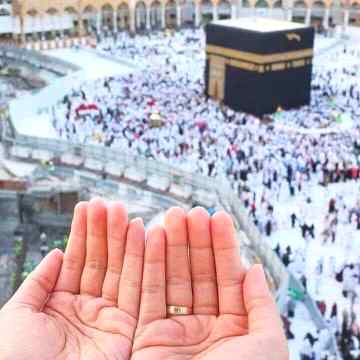 مجھے بھی 💖مدینے بلا میرے 💕مولا کرم کی تجلی دکھا🍃 میرے مولا
بہت بیقراری کے عالم🍃 میں ہوں میں میری بیقراری مٹا میرے💕 مولا

سنا ہے مدینہ 💖کرم ہی کرم ہے تو رکھتا 🍃جہاں میں سبھی کا🍃 بھرم ہے 
تجھے واسطہ تیرے💖 پیارے نبیﷺ کا میری اب تو🍃 بگڑی بنا 💕میرے مولا

آمین یارب العالمـین