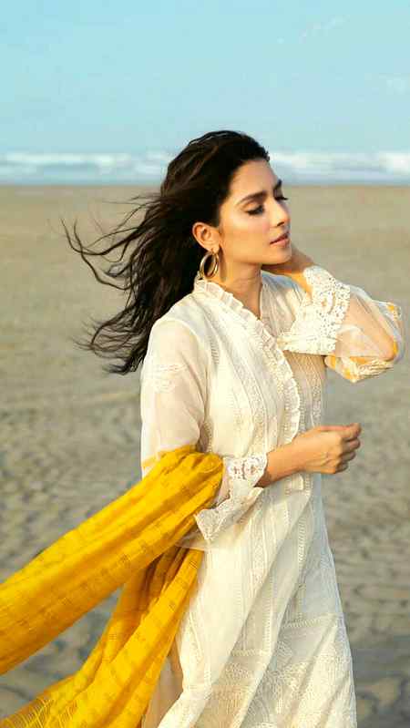 ایک روز کوئی آئے گا__لے کر فرصتیں_
ایک روز ہم کہیں گے__ضرورت نہیں رہی