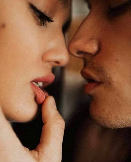 کون مرتا ہے صورت پہ...🙄
ہم تو اُن کے ہونٹوں پہ فدا ہیں...💞⚘🖤😘 - H∆mzıı.. 🤹♂️�