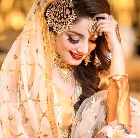 ممکن نہیں ہے اس کو لفظوں میں ڈھالنا
وہ وسعتِ سخن سے بڑھ کر حسین ہے..! 💞👌🏻