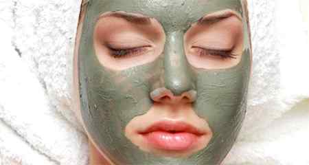 زیادہ دیر تک فیس ماسک چہرے پر لگائے رکھنے سے جلد پر کیا منفی اثرات مرتب ہو سکتے ہیں؟ جانیں

 
سجنا سنوارنا ہر عورت کا ببنیادی حق ہوتا ہے ماضی میں جب خواتین کی تیاری صرف ایک کریم ، کاجل تک محدود ہوتی تھی تب بھی خواتین اس کا استعمال جی بھر کر کرتی تھیں- اور حالیہ دنوں میں جب کہ جدید ٹیکنالوجی نے سیکڑوں قسم کی فیشل کریم ، کلینزنگ ملک اور ماسک متعارف کروا دیے ہیں تو ان کے استعمال میں بھی خواتین کسی سے پیچھے نہیں رہتی ہیں اور خوب سے خوب تر نظر آنے کی خواہش میں ان کا استعمال کرتی نظر آتی ہیں جس میں سے ایک خاص چیز فیس ماسک بھی ہے-