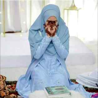 یا رب!!
میں اِک کِھلَونا مِٹّی کا
تیرے کُن سے جو تخلیق ہوا
تیرے کرم نے ذِی رُوح کیا مجھے
تیرے حُکم سے سانسیں چلتی ہیں
تیرے فَضل سے ہستی قائم ہے
تُو اَوَّل تُو ہی آخِر ہے
تُو ظاہر تُو باطِن ہے
اک اور کرم فرما مُجھ پر
میرے سارے رَنگ اُتار یا رب
اور اپنارنگ چَڑھا مجھ پہ،یا رب
امین