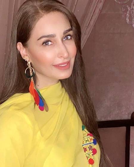 One of the legendary names of Pakistan entertainment world, Reema Khan has always been the most elegant personality. She represented Pakistan not only on national but on an international level and gained massive fan following from all over the world